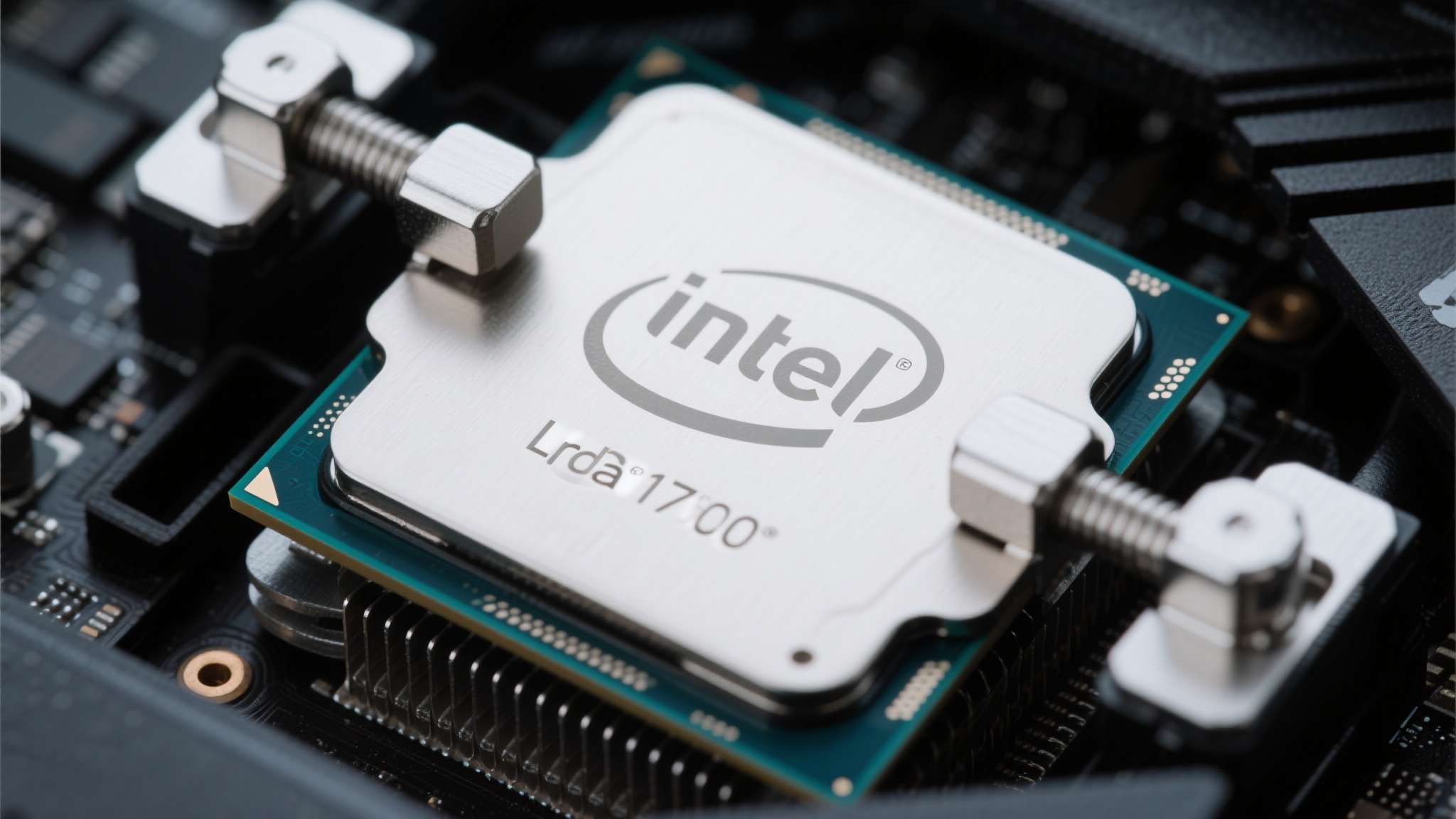 以英特尔此前的LGA1700平台为例，部分用户曾反映处理器顶盖存在轻微翘曲问题，